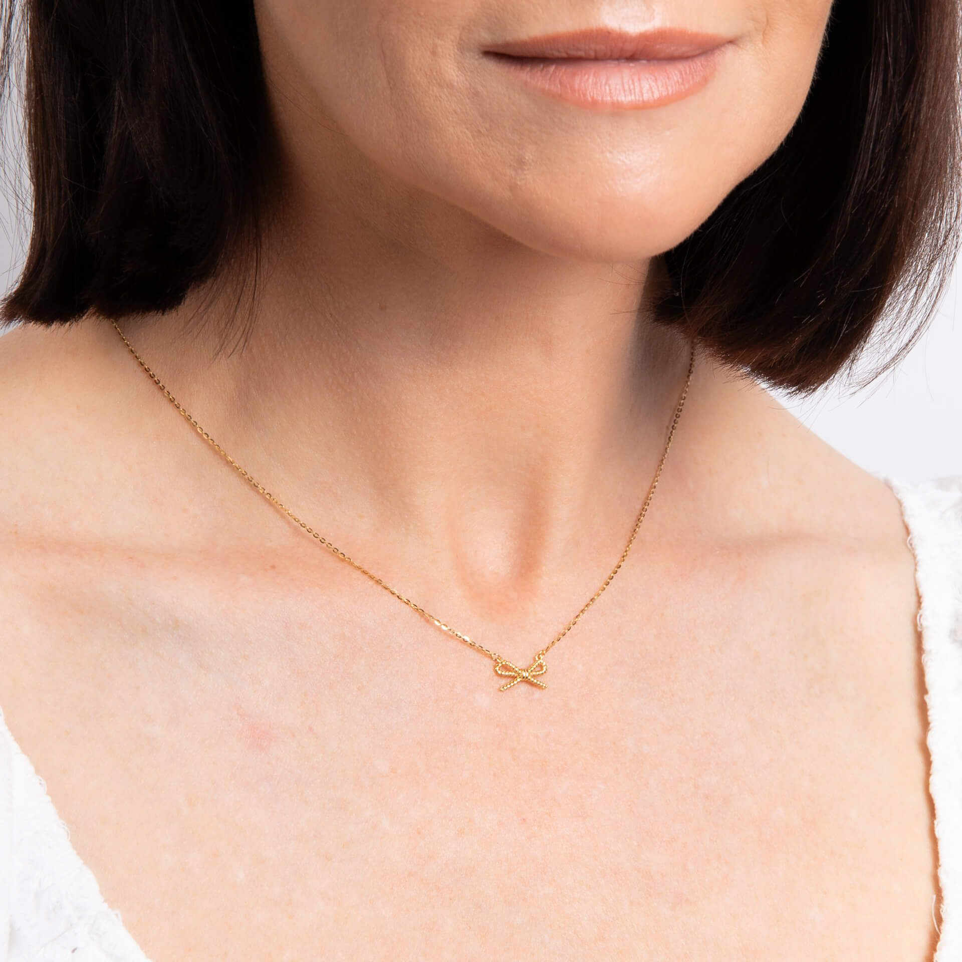 gold-bow-necklace-zoom