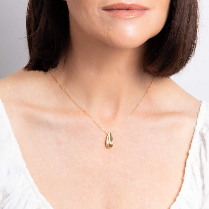 gold-shell-necklace-model